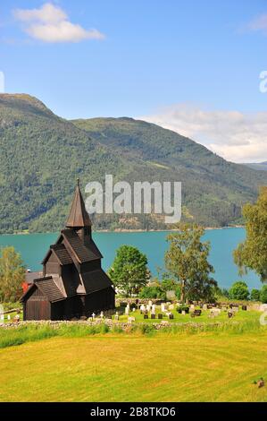 Sommerlandschaft mit alter Holzkirche am See. Ornes, Norwegen Stockfoto