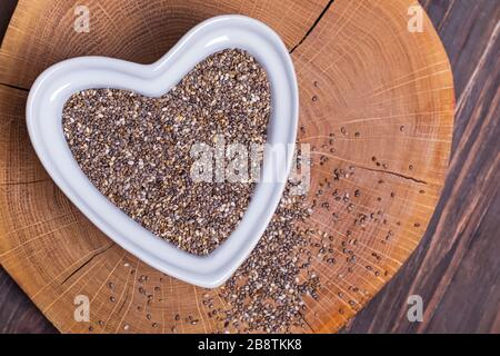 Chia Samen in einer weißen herzförmigen Schale Stockfoto