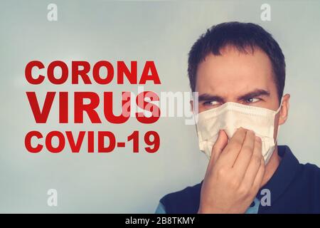 Ein junger Mann betrachtet die Worte Coronavirus. Angst und Gefahr einer Kovid-19-Infektion. Konzept der Koronavirus-Quarantäne. MERS-COV, das neue Coronavirus. Stockfoto