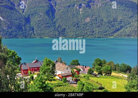 Malerische Aussicht auf das traditionelle Dorf Ornes, Norwegen Stockfoto