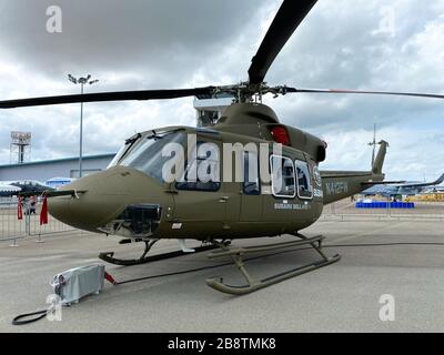 Singapur - 12. Februar 2020. Subaru Bell 412EPX Helikopter steht zur Anzeige auf der Changi Air Base. Die Verteidigungskosten steigen, vor allem in Ostasien Stockfoto