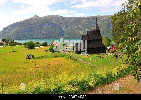 Wundervolle Landschaft mit alter Stabkirche an Fjorden, Norwegen im Sommer Stockfoto