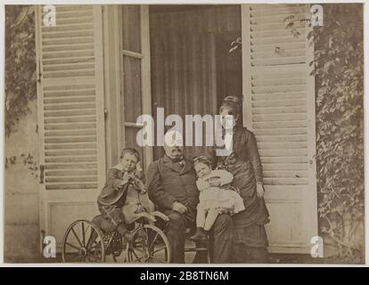 François Achille Bazaine (1811-1888) mit seiner Frau und seinen zwei Kindern. Le maréchal François Achille Bazaine (1811-1888) avec sa femme et ses deux enfants. Photographie d'Eugène Maunoury (1865-1887). Tirage sur Papier Albuminé. 1850-1888. Paris, musée Carnavalet. Stockfoto