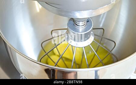 Küche mixer Quirl Teig aus Eigelb und Mehl gemacht. Stockfoto