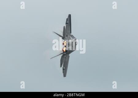 Singapur - 12. Februar 2020. Die USAF Lockheed Martin F-22 Raptor fliegt zur Anzeige in Changi, Singapur. Die Verteidigungskosten steigen, vor allem in Ost A Stockfoto