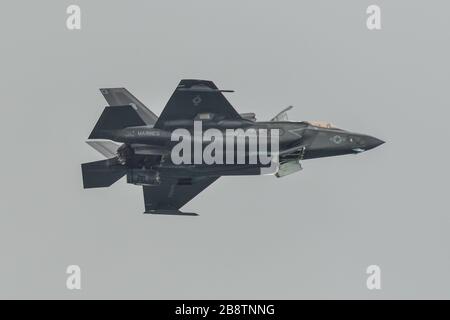 Singapur - 12. Februar 2020. US Marine Corps Lockheed Martin F-35B Lightning II Flying for Display in Changi, Singapur. Die Verteidigungskosten steigen, es Stockfoto