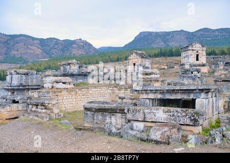 Römische Gladiatorengräber, die in den antiken Ruinen von Hierapolis, Pamukkale, Denizli, Türkei gefunden wurden Stockfoto