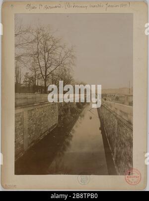 Quai St-Bernard. (Überschwemmte Arbeiten im Januar 1899). Die Arbeiten überschwemmten das Quai Saint-Bernard, 5. Bezirk, Paris Travaux inondés du quai Saint-Bernard. Paris (Vème arr.), Janvier 1899. Photographie d'Albert Brichaut. Tirage au gélatino-chlorure d'argent, 1899. Paris, musée Carnavalet. Stockfoto
