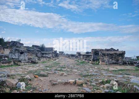 Römische Gladiatorengräber, die in den antiken Ruinen von Hierapolis, Pamukkale, Denizli, Türkei gefunden wurden Stockfoto