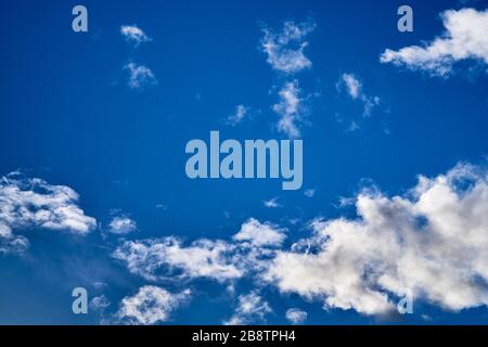 Fantastisch weiche, weiße Wolken vor blauem Himmel. Stockfoto