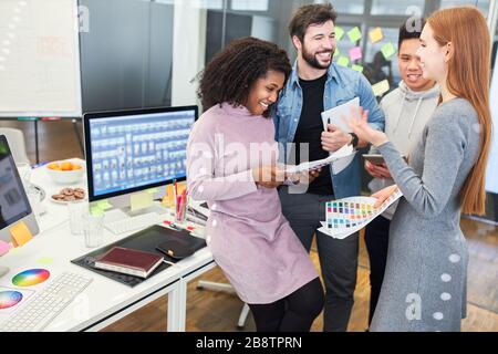 Webdesigner und Grafikdesigner in einem Meeting arbeiten an einem App-Projekt Stockfoto