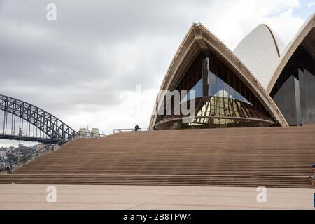 Stadtzentrum von Sydney, Australien. Montag, 23. März 2020. Fast menschenleer der Vorplatz des Opernhauses von Sydney. Wir Danken Martin Berry/Alamy Live News Stockfoto