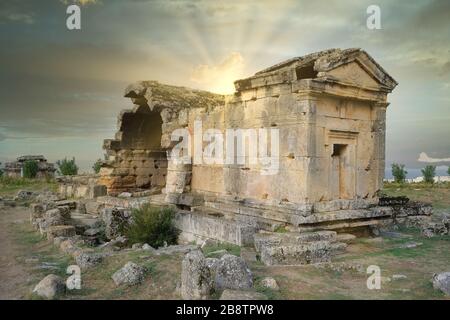 Römische Gladiatorengräber, die in den antiken Ruinen von Hierapolis, Pamukkale, Denizli, Türkei gefunden wurden Stockfoto