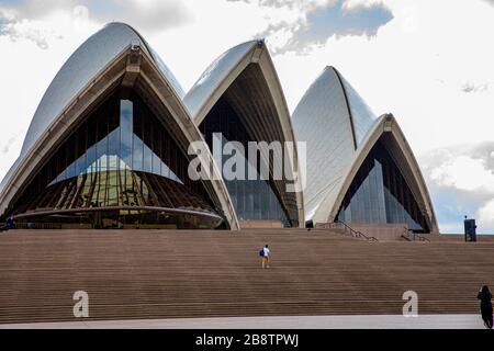 Stadtzentrum von Sydney, Australien. Montag, 23. März 2020. Zur Mittagszeit fast verlassen im Opernhaus von Sydney. Wir Danken Martin Berry/Alamy Live News Stockfoto