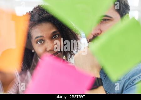 Kreatives Team bewertet Ideen zu Notizen im Brainstorming-Workshop Stockfoto