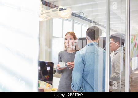 Junges Team bei der Besprechung im Konferenzraum einer Internet-Agentur Stockfoto