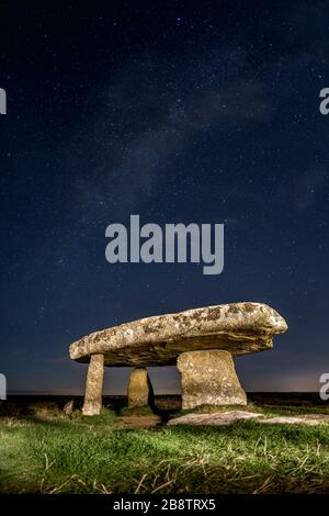 Lanyon Quoit at Night with Stars; Cornwall; Großbritannien Stockfoto