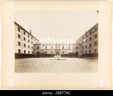 GEFÄNGNIS DES GROSSEN RAKETENGEFÄNGNISSES de la Grande Roquette. façade de la chapelle vue de la cour principale (fontaine au centre). Paris (XIème arr.), 1899-1900. Photographie attribuée à Joseph Lemercier. Paris, musée Carnavalet. Stockfoto