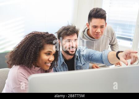 Web-Designer als Start-Up-Team arbeitet an einem PC an einem Designprojekt zusammen Stockfoto