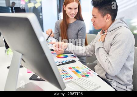 Das Web-Designer-Team auf dem Computer befasst sich mit Grafikdesign und Farbdesign Stockfoto