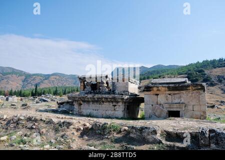 Römische Gladiatorengräber, die in den antiken Ruinen von Hierapolis, Pamukkale, Denizli, Türkei gefunden wurden Stockfoto