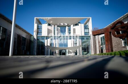 Berlin, Deutschland. März 2020. Die Sonne scheint im Bundeskanzleramt. Die Kanzlerin ist nach dem Kontakt mit einem Corona-Infizierten unter Quarantäne gestellt worden und wird deshalb einige Zeit nicht im Kanzleramt anwesend sein. Um die Ausbreitung des Corona-Virus zu verlangsamen, hat die Bundesregierung das öffentliche Leben weiter stark eingeschränkt. Credit: Kay Nietfeld / dpa / Alamy Live News Stockfoto