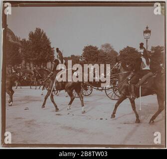 Ankunft von Alfonso XIII (1886-1941), König von Spanien, Champs-Elysées, 8. Pariser Bezirk. 'Arrivée d'Alphonse XIII (1886-1941), roi d'Espagne, Avenue des Champs-Elysées, Paris (VIIIème arr.)'. Photographie anonyme. Aristoteles. Paris, musée Carnavalet. Paris, musée Carnavalet. Stockfoto