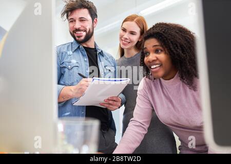 Web-Designer als kreatives Start-Up-Team arbeitet an einem PC in einem Projekt zusammen Stockfoto