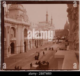 1900 Weltausstellung, Grand Palais, Petit Palais, Pont Alexandre III, Invalides. Die Palast-Esplanade wurde während der Universalausstellung 1900 und des Invalides erbaut. Blick von einem Palast auf den Westbalkon, 7. Pariser Bezirk. Exposition universelle de 1900. "Les palais de l'esplanade des invalides construits à l'Anlass de l'Exposition universelle de 1900 et les Invalides. Vue Pry d'un balcon du palais ouest, Paris (VIIème arr.)'. Photographie anonyme. Aristoteles. 1900. Paris, musée Carnavalet. Stockfoto