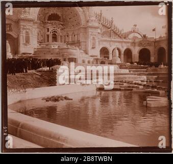 World Expo 1900 West Right Bank, Champ de Mars. Der Wasserturm gegen Ende der Bauarbeiten, Weltausstellung Expo 1900, 7. Bezirk, Paris. Exposition universelle de 1900, rive droite ouest, Champ-de-Mars. "Le château d'eau vers la fin de sa construction, Paris (VIIème arr.)". Photographie anonyme. Aristoteles. 1900. Paris, musée Carnavalet. Stockfoto