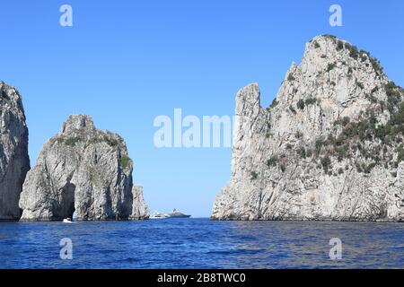 Capri, Italien: Die berühmten Faraglioni-Felsstapel Stockfoto