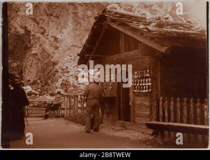 Universalausstellung von 1900, Schweizer Dorf, Camp Lapps. Swiss Village, auf dem Champ de Mars, World Expo 1900, 7. Bezirk, Paris. Exposition universelle de 1900, Village Suisse, Campement de Lapons. "Village Suisse, Coin sur du Champ-de-Mars, Exposition universelle de 1900, Paris (VIIème arr.)". Photographie anonyme. Aristoteles. 1900. Paris, musée Carnavalet. Stockfoto