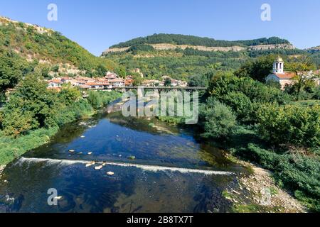 Handwerker Asenova Viertel der mittelalterlichen Stadt mit Bischofsbrücke über den Fluss Yantra, Veliko Tarnovo Bulgarien Stockfoto