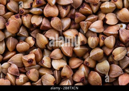 Makro für Buchweizenleisten. Gesunde Ernährung, Ernährung. Abstrakter Hintergrund. Nahaufnahme. Stockfoto