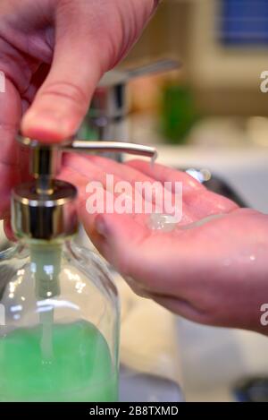 Hände regelmäßig 20 Sekunden lang waschen, um sich vor Coronavirus COVID-19 zu schützen Stockfoto