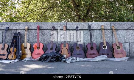 Tiflis, Georgien - 22. September 2018. Verkauf alter Gitarren auf der Straße in Tiflis, Georgien. Tiflis ist die antike und lebendige Hauptstadt Georgiens Stockfoto