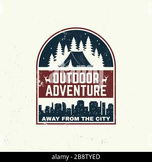 Abseits der Stadt. Abenteuer im Freien. Vektorgrafiken. Konzept für Hemd oder Logo, Druck, Stempel oder T-Shirt. Vintage-Typografie-Design mit Wohnmobilzelt im Wald und in der Stadtsilhouette. Stock Vektor