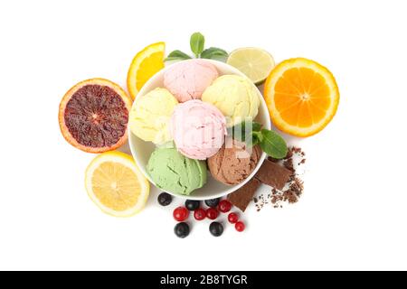 Schüssel mit Eis und Früchten isoliert auf weißem Hintergrund Stockfoto