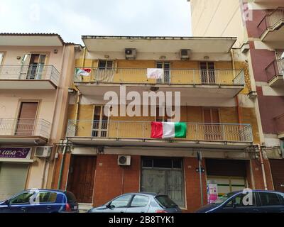 Die Flagge Italiens hat die Balkone in der Innenstadt aufgesetzt, um die Stärke zu beobachten, die wir alle in dieser Zeit des Kampfes gegen den Viruscov finden müssen Stockfoto