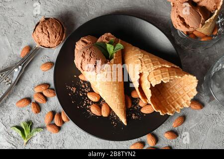 Eis, Waffeln und Mandel auf grauem Tisch, Draufsicht Stockfoto