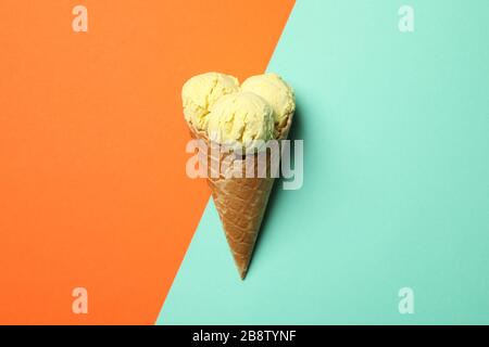 Eis auf zweifarbiges Hintergrundbild, Platz für Text Stockfoto
