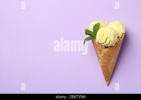 Eiscreme auf violettem Hintergrund, Platz für Text Stockfoto