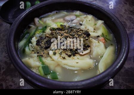 Koreanische handgezogene Teigsuppe Sujebi Stockfoto