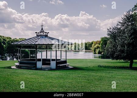 Schöner viktorianischer Bandstand und Waterloo Lake im öffentlichen Roundhay Park Leeds, Yorkshire England UK Stockfoto