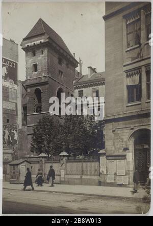 Tour John furchtlos -20 rue Etienne Marcel. Turm John the Fearless, 20 rue Etienne Marcel, 2. Bezirk, Paris. La Tour Jean-sans-Peur, 20 rue Etienne Marcel, Paris (IIème arr.). Photographie d'André Brongniart. Mai 1903. Paris, musée Carnavalet. Stockfoto