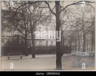 Star's Plaza. Output Project on Metropolitan Place de l'Etoile, 8th, 16th and 17th arronemements, Paris Projet de sortie du Métropolitain sur la Place de l'Etoile, Paris. Photographie anonyme. Tirage au gélatino-bromure d'argent, dessin et peinture en BAS à droite. Paris, musée Carnavalet. Stockfoto