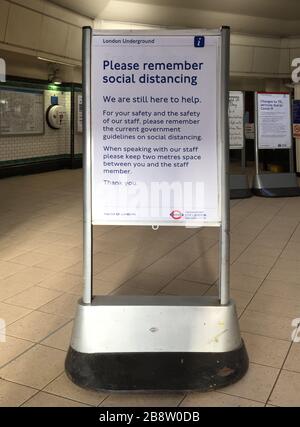 Morden, London, Großbritannien. März 2020. Schild mit sozialer Distanzierung während der Covid-19-Krise an der leeren Einfahrt zur U-Bahn-Station Morden zur Hauptverkehrszeit ist die südländische Endstation der Northern Line in London normalerweise zu dieser Zeit voll. Kredit: Malcolm Park/Alamy Live News. Stockfoto