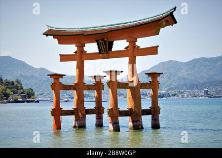 'Schwimmende' torii des Itsukushima Shinto Schreines, Miyajima, Hiroshima, Japan Stockfoto