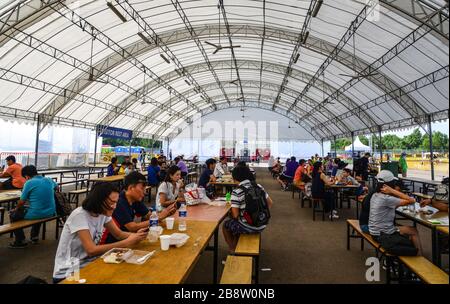 Singapur - 10. Februar 2018. Die Leute haben Mittagessen in der Kantine in der Nähe der Changi Air Base, Singapur. Stockfoto