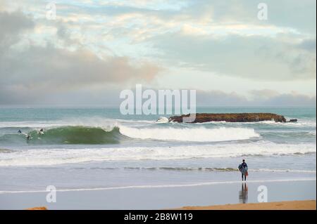 Surfer am Strand Grande Plage von Biarritz, Aquitanien, atlantische pyrenäen, Baskenland, Südfrankreich, Frankreich, Europa Stockfoto
